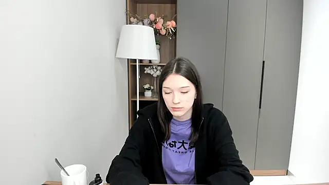 YvonneShames online show from December 2, 9:44 am