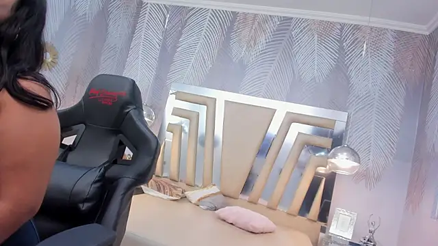 MiaCurvyy online show from December 4, 7:36 pm