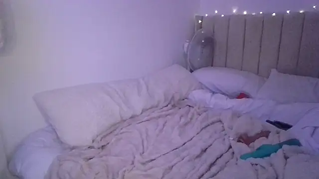 LucyLee2323 online show from December 16, 1:11 am