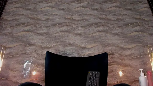Mia Luxor online show from May 31, 12:00 pm