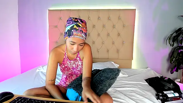 EmmaLawrence  online show from December 20, 8:46 pm