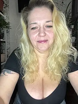 JenniferCarmen online show from April 9, 2:25 am