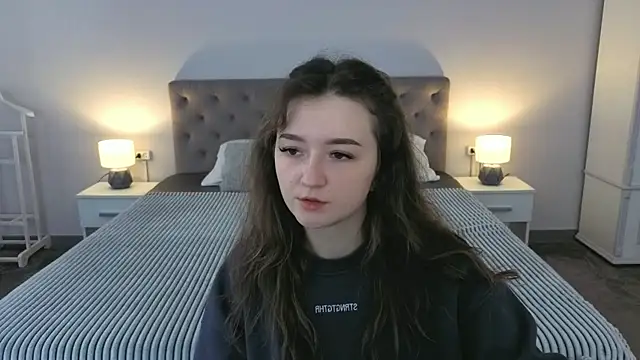 CyrenaLuxe online show from April 28, 6:06 am
