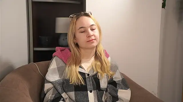 KenaLeski online show from December 16, 4:40 am