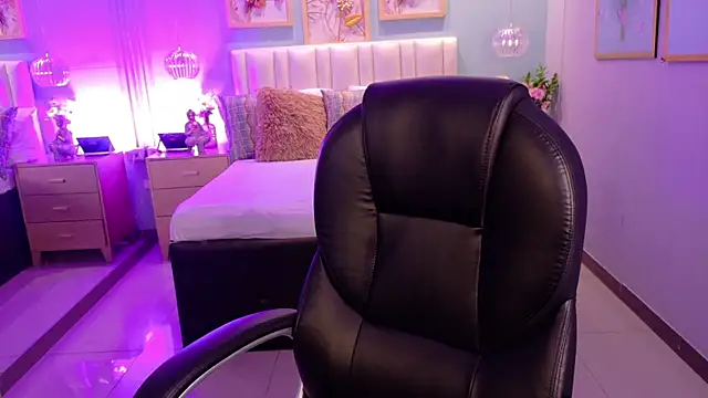 danielamilles online show from February 28, 2:11 am