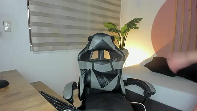 seraphine lark online show from February 2, 7:02 pm