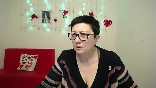 EmilyL0ve online show from February 12, 8:32 pm