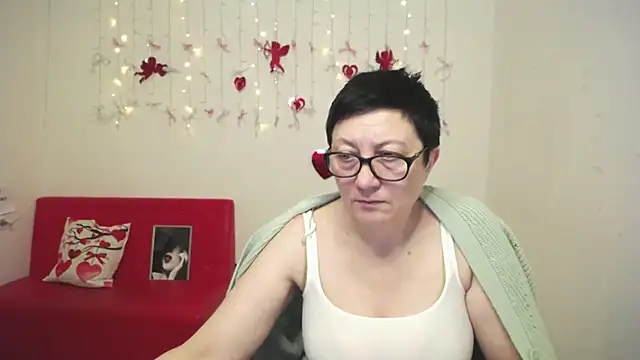 EmilyL0ve online show from February 15, 6:18 pm