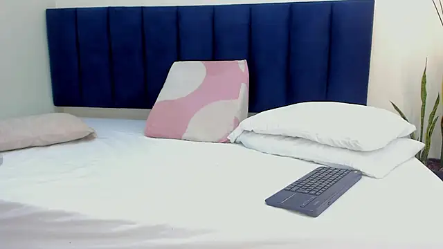 mayaevansmg online show from February 26, 12:37 pm