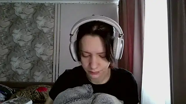 LxayBloom online show from February 21, 9:10 am