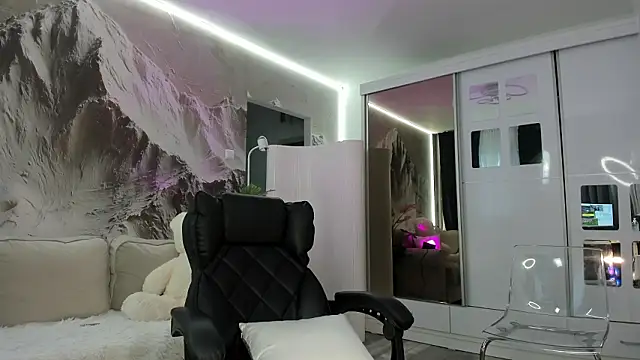 Ivy Bellee online show from February 16, 7:52 am