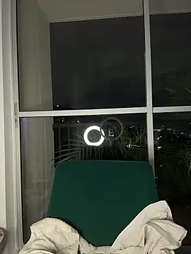 alesziarose  online show from February 27, 12:32 am