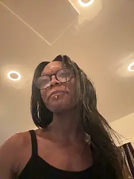 xouniq online show from April 2, 4:21 am