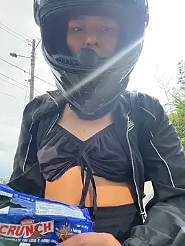 TaylorrHill online show from March 3, 8:15 pm