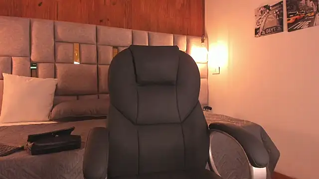 Alana Thompson  online show from January 8, 7:29 pm