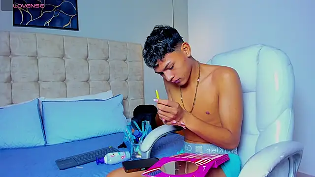 twink royale18 online show from February 2, 5:45 pm