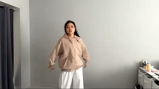 SweetMiaXO online show from March 17, 5:44 am