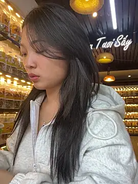 Lyn-be99 online show from April 27, 9:06 am