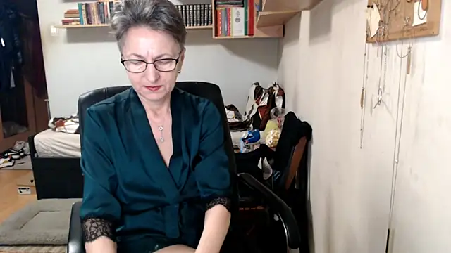 katemodel online show from October 4, 7:25 am