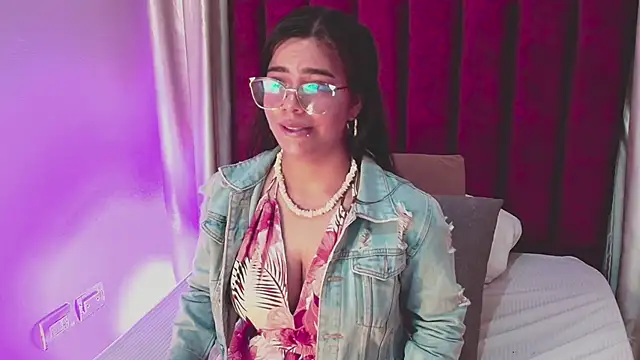 VaiaLowell online show from February 20, 7:04 pm