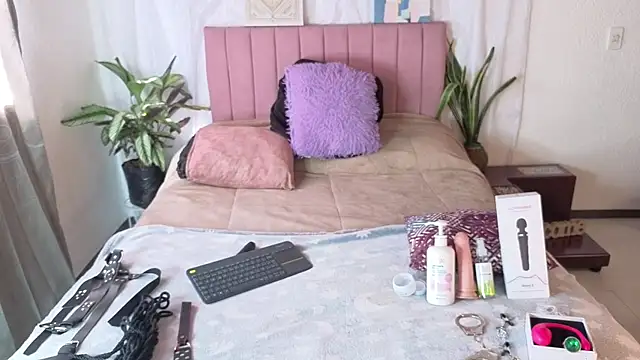 Petite pepper online show from June 12, 7:55 pm