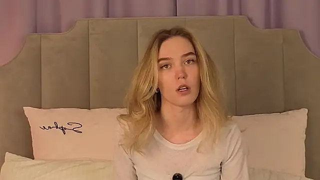 NikkiRyx online show from April 15, 3:45 pm