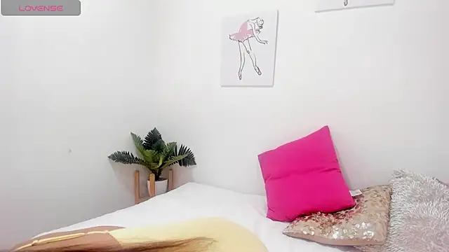 SamiraMalek  online show from February 2, 1:32 pm