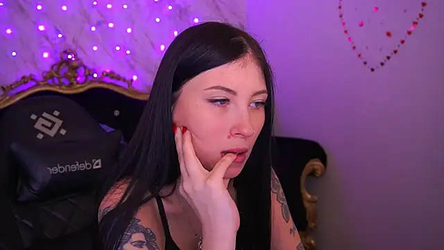 LunaaMay online show from March 1, 8:25 am