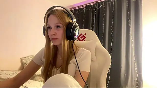 axin burnell online show from April 12, 5:38 pm