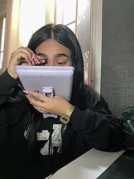 Sara Fernandez  online show from February 20, 1:56 pm