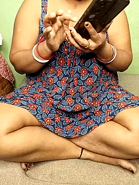 R Queen online show from February 10, 5:38 pm