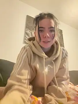 zoeelovee online show from February 22, 6:09 pm