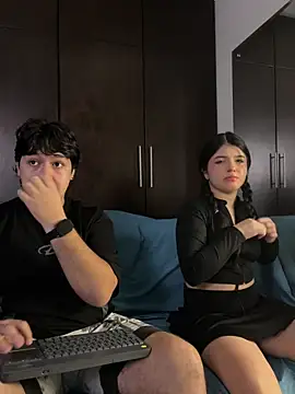 EmilyAndAndrew online show from February 22, 3:51 am