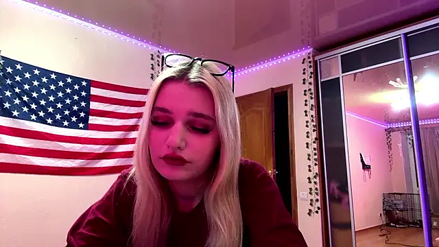 MiaBerlateen online show from March 2, 5:19 pm