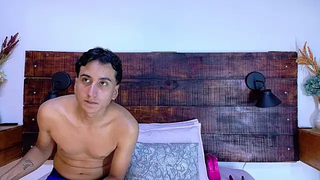 Esmeralda and Naim online show from February 25, 7:01 pm