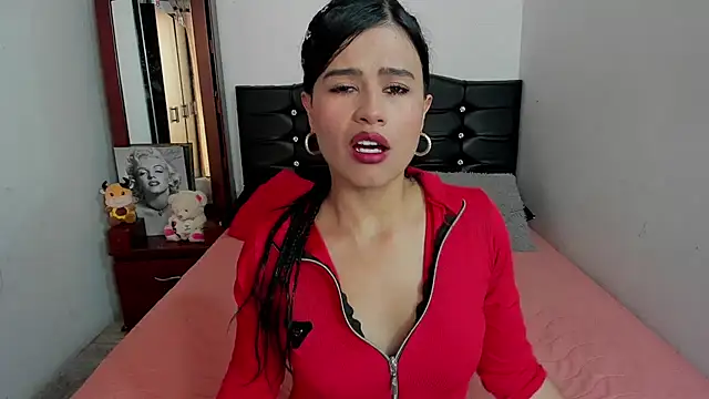 LatinaQueen23 online show from June 2, 3:46 pm