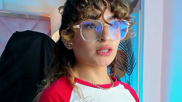 emilyjonesss  online show from March 13, 8:43 pm