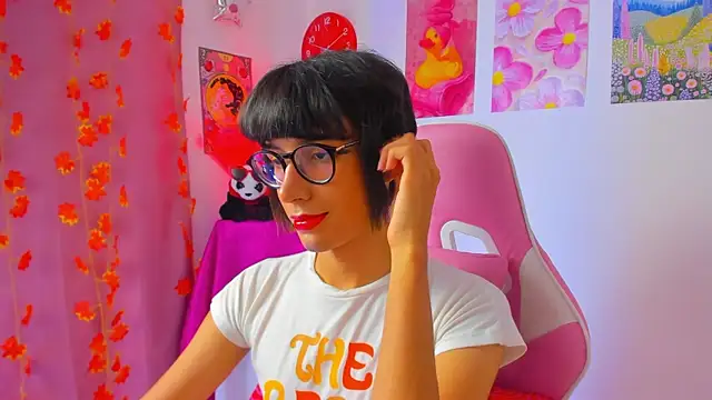 Madeline 21 online show from April 5, 1:10 pm