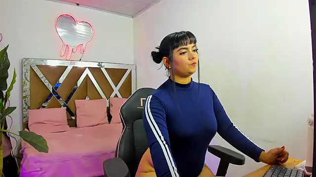 EVANGELIINE TAY online show from March 23, 11:49 am