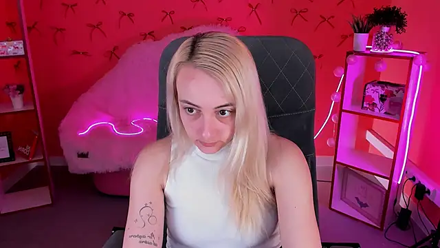 CarolMoor online show from April 15, 9:10 am