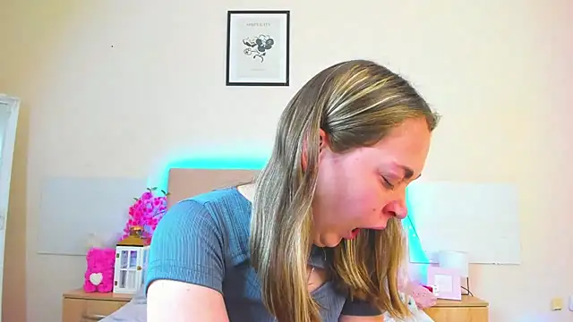 MelanieCuty online show from May 19, 5:25 am