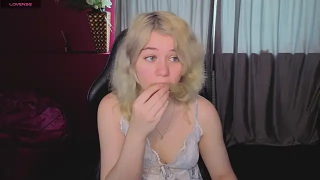 ElizabethRedWings online show from June 12, 3:03 am