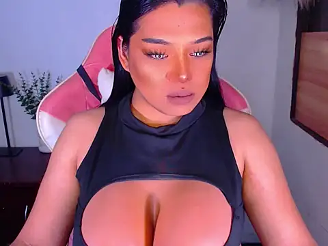 Zandralopez online show from May 16, 5:45 pm