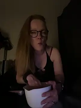 LizzieZ1975 online show from May 16, 11:59 pm