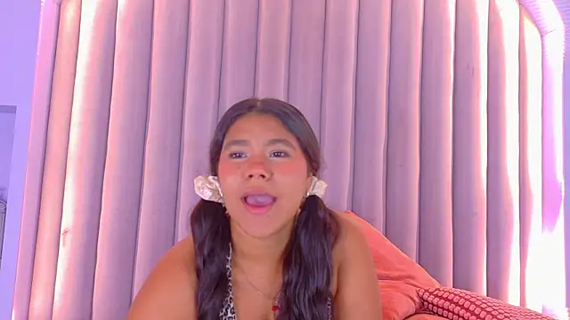 AhslyEvans   online show from June 9, 9:25 pm