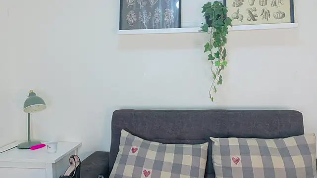 AhslyEvans   online show from May 1, 12:19 pm