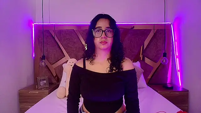 bella swwan  online show from June 9, 1:43 pm