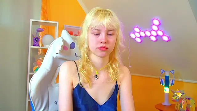 HannahHollis online show from May 1, 6:16 am