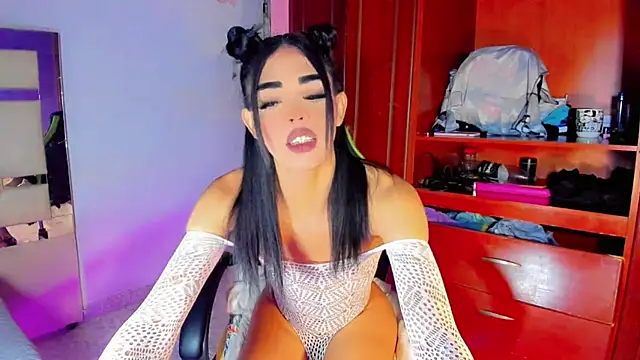 Naomisaenz01 online show from June 24, 10:31 pm