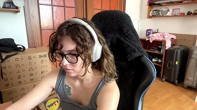 PillowPeachX online show from May 18, 10:10 am